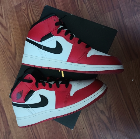 ❣️SOLD❣️AIR JORDAN 1 MIDS GS - Picture 4 of 5